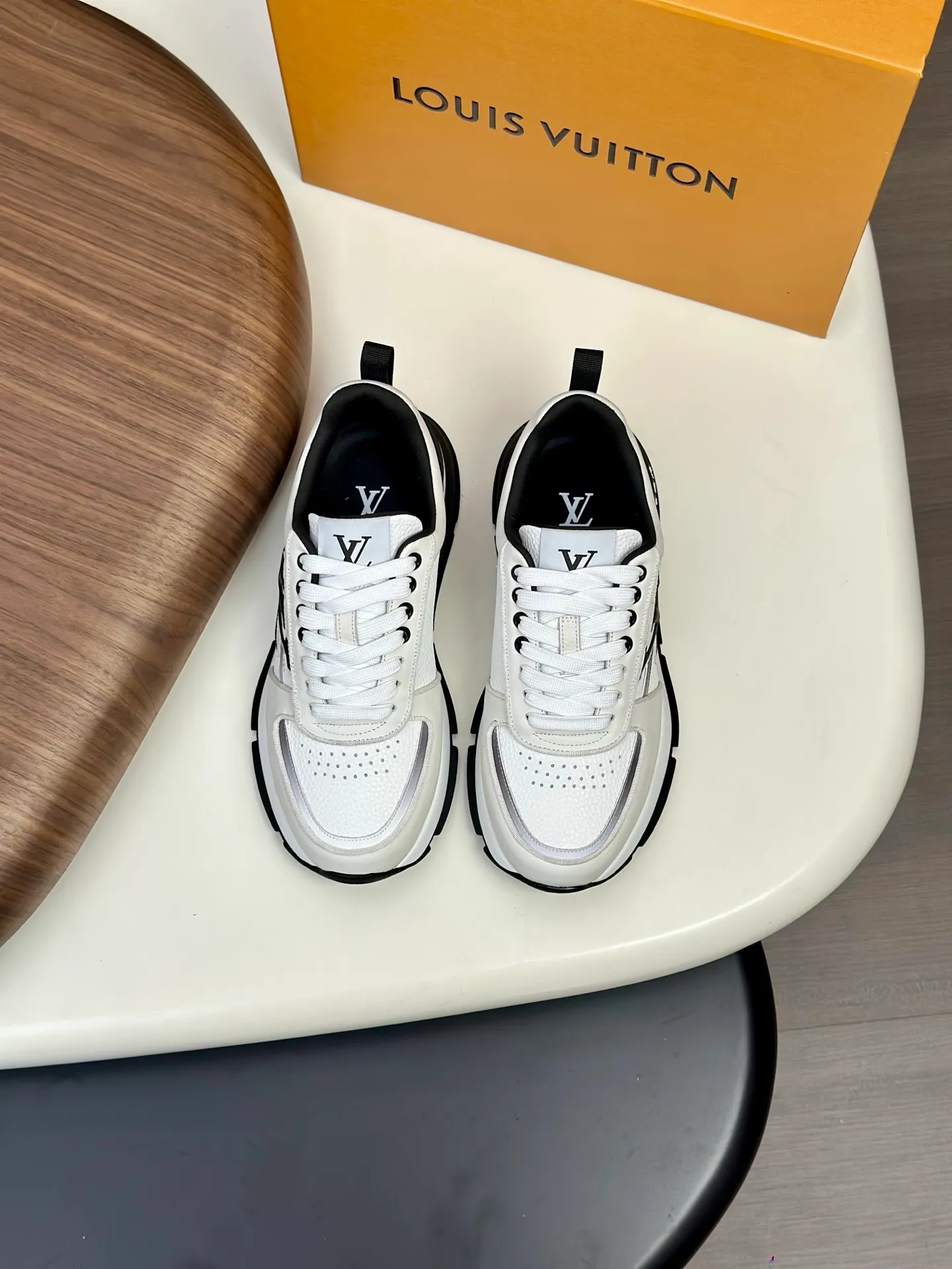 Men's shoes💰820 Lv 🔍Top purchasing agent🇮🇹 Louis Vuitton, the sports sneaker counter is synchronized, the uppers are imported from Italy, high-quality splicing colorful and complex crafts, the imported mesh padding is soft and comfortable, soles: original soles specially provided by the original factory, T men's men's shoes 💰U exclusive movable molded soles are super comfortable, original factory and single goods, 🔍🔍high quality, you can enter and leave the counter at will, welcome to compare, code number 38-44 (customized 45)